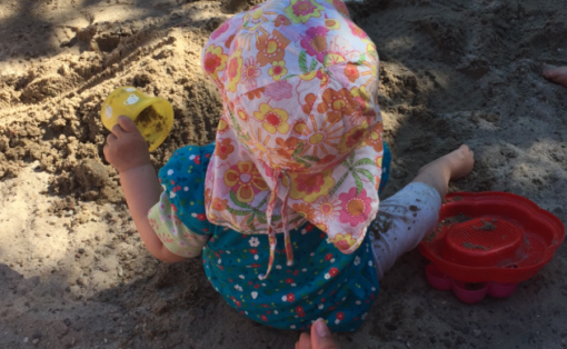 Nora spielt im Sand
